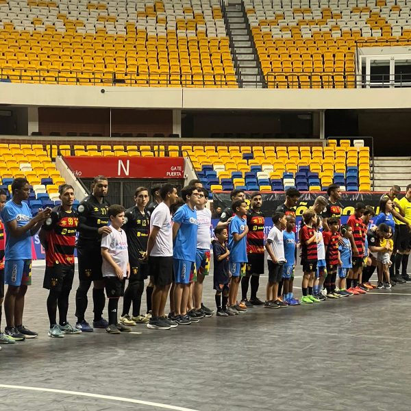 Participação de crianças e adolescentes autistas no jogo do Sport Futsal, através da ONG Amigos da Inclusão