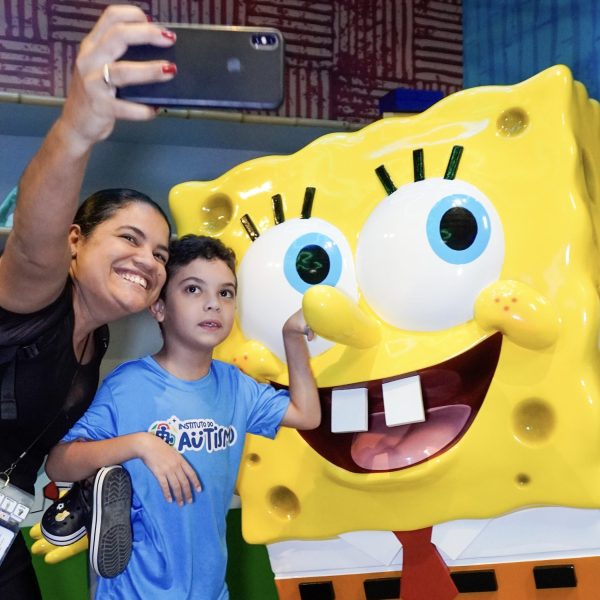 Autistas mergulham na Fenda do Biquíni em uma experiência inesquecível com o Bob Esponja
