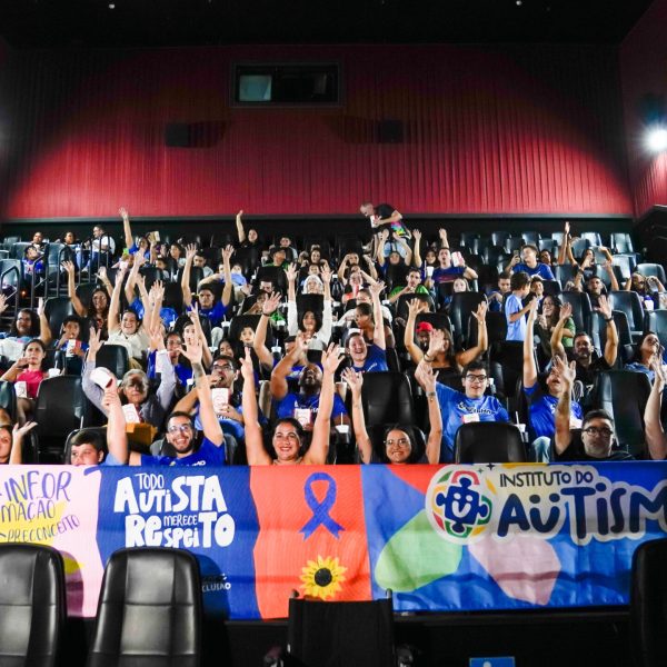 Inclusão na prática! 200 autistas participam da pré-estreia do filme Invencível
