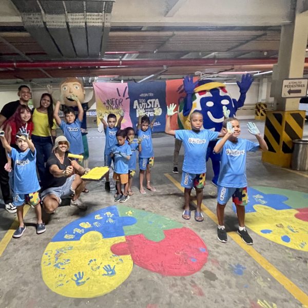 PINTANDO COM AS CORES DA INCLUSÃO!: Assistidos do Instituto do Autismo  participam da pintura de vaga exclusiva no Shopping Camará